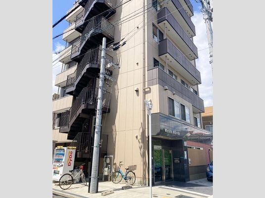 建物外観と入口  