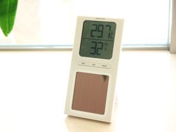 温湿度計と窓辺