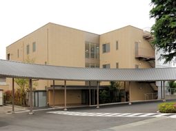 ベージュの建物の外観