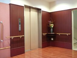 エレベーター前の安全措置