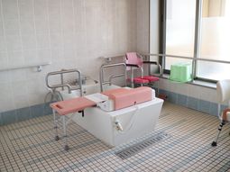 快適な設備の浴室