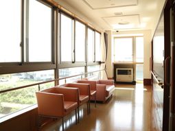 明るい廊下の椅子と窓