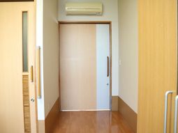 明るい木目の居室入口