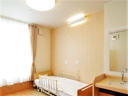 居室のベッドと洗面台