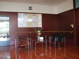 待合室の明るい風景