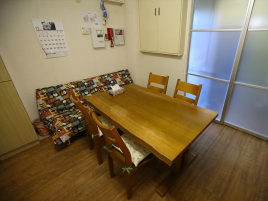 食堂のテーブルと椅子
