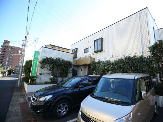 建物前面と駐車場
