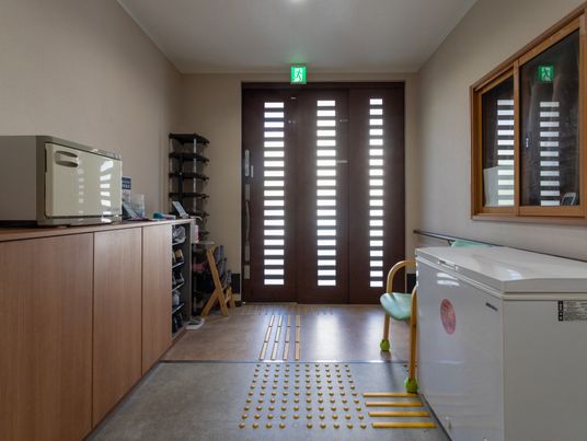 落ち着いた雰囲気のエントランス