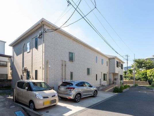 日差しのある駐車場