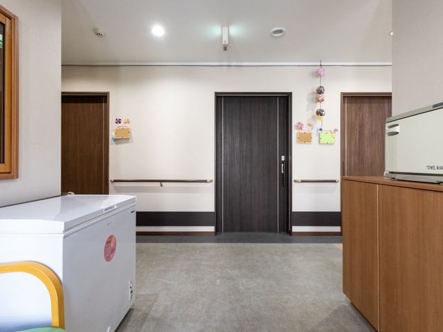 廊下 廊下 手すりが設置された広い廊下です。介護職として安心して移動支援ができます。
