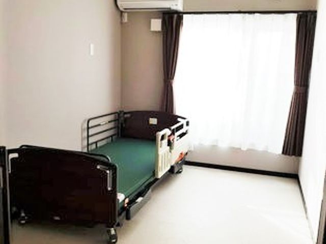 シンプルな居室 居室 明るく清潔感のある個室です。大きな窓から自然光が入り、快適な日々をお過ごしいただけます。