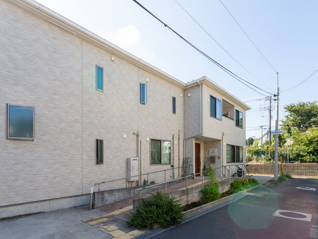 自然に囲まれた建物 外観 周囲の自然が豊かで、落ち着いた環境の建物です。訪れる方々に快適な雰囲気を提供します。