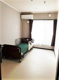 明るい個室の居室