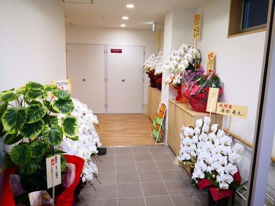 祝花が飾られた廊下