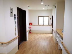 広々と明るいエレベーターホール