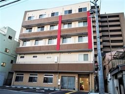 赤いラインが特徴の建物外観