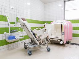 清潔な介護用浴室設備