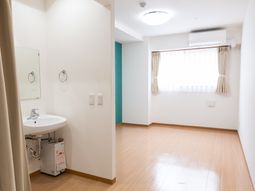 明るい居室の様子