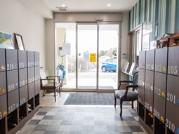 エントランスの明るい空間