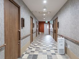 快適な施設の廊下