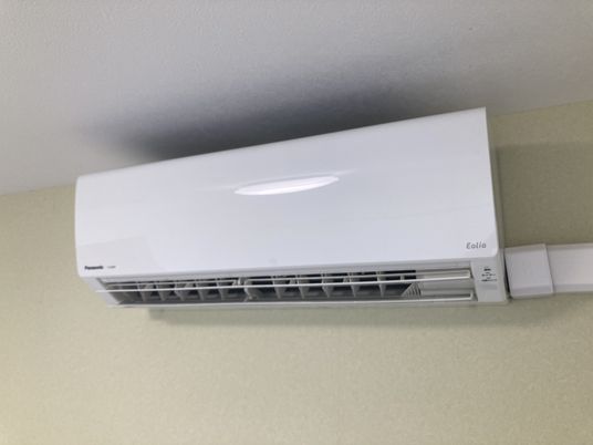 白いエアコンの室内機