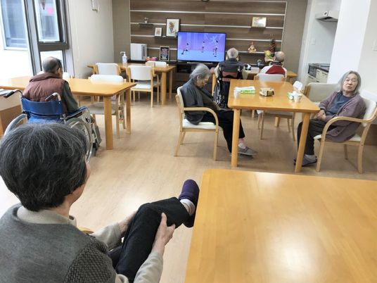 リビングにいる人々