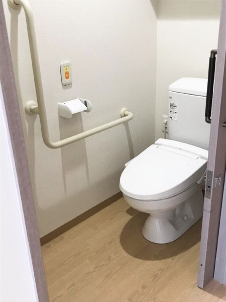 手すり付き清潔なトイレ