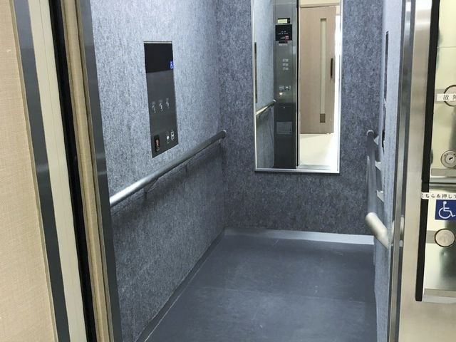 清潔感のあるエレベーター エレベーター 手すり付きで安全に配慮された広々としたエレベーターです。車椅子の方も安心してご利用いただけます。