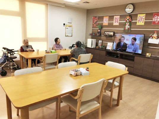 利用者が食堂でくつろぐ様子