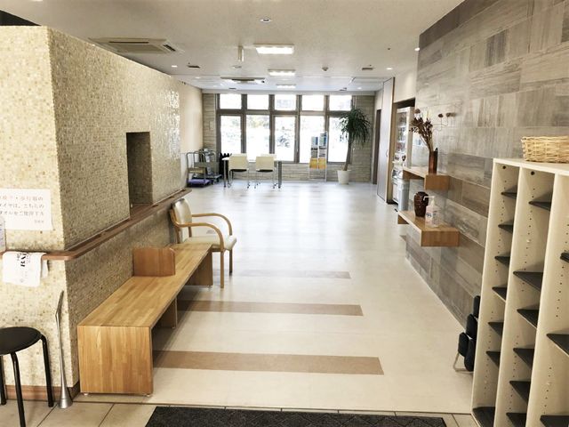 快適なエントランス エントランス ゆとりある空間が広がるエントランスです。清潔感溢れ、明るい採光でお客様をお迎えします。