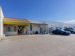 広々とした駐車スペースの外観