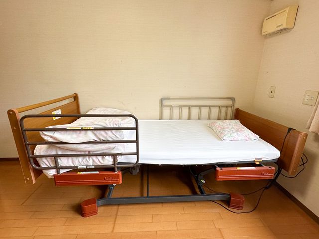 ゆったり居室の一例 居室 高さ調節が可能なベッドや広々としたスペースが確保された居室です。個々のニーズに対応し、快適な生活空間となっています。