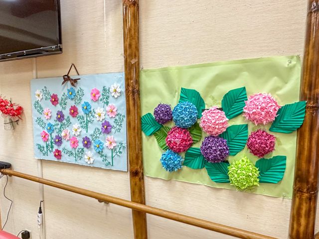 手作りの花の掲示物 掲示物 壁に飾られた手作りの花は、お部屋を明るく彩り、日々の生活に彩りを加えます。