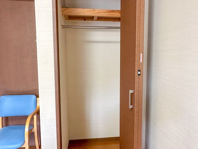 居室の開放的なクローゼット クローゼット ゆとりのある収納スペースが確保された居室のクローゼットです。整理整頓に便利な設計になっています。