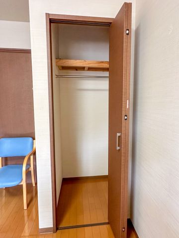 居室の開放的なクローゼット クローゼット ゆとりのある収納スペースが確保された居室のクローゼットです。整理整頓に便利な設計になっています。