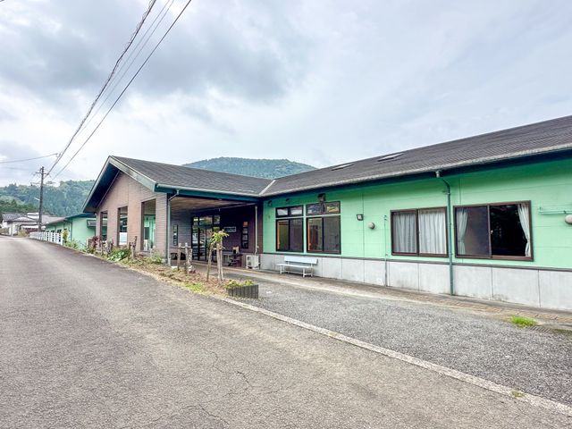 温もりある施設の外観 外観 落ち着いた色合いの外観が印象的な施設です。ゆったりとした時間が流れるここは、新たな生活の第一歩にふさわしい場所です。