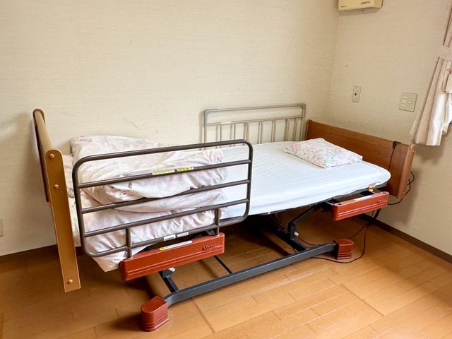 ゆったり快適な居室 居室 高さ調節可能なベッドと清潔感のある寝具が配備された居室。ゆっくりとお過ごしいただける空間です。