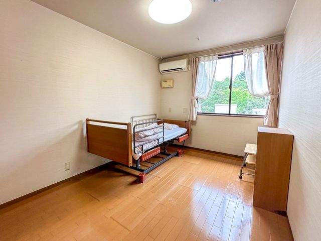 居心地の良い居室 居室 ゆったりとした個室で、落ち着いた色合いの家具が設置され、静かで快適な生活空間を提供しています。