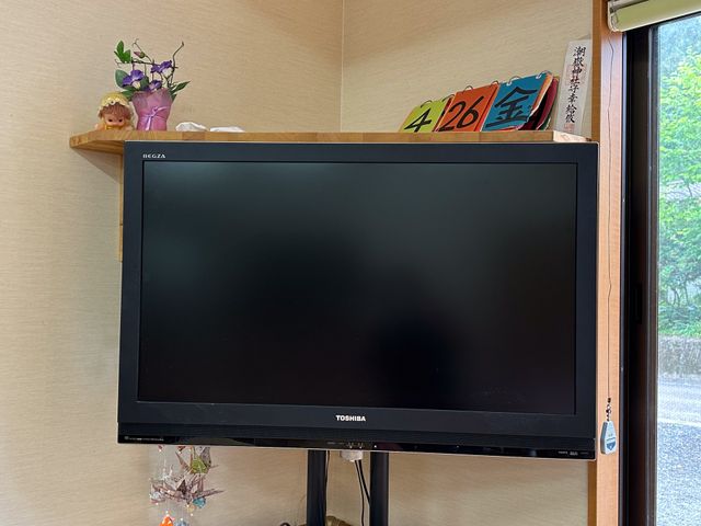 テレビ付きの居室内観 居室 壁掛けのテレビがある居心地の良いスペースです。日々の憩いの時間をご自由にお過ごしいただけます。