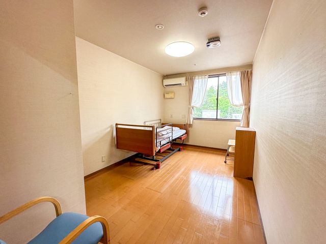 ゆったりとした居室 居室 木目調のフロアが心地よい個室です。窓からは自然光が差し込み、明るく温かな雰囲気を演出しています。