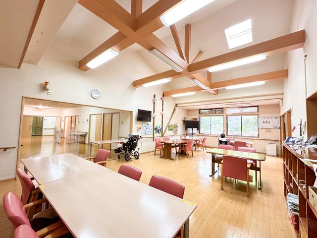 広々した食堂 食堂 ゆったりとした空間の食堂で、テーブルを囲みながらのびのびと食事が楽しめそうです。車椅子に座った方もゆとりをもって過ごしています。