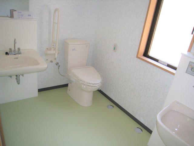 バリアフリートイレの一角 トイレ 手すり付きトイレで、安全かつ快適にご利用いただけます。明るく清潔感のある空間を実現しております。