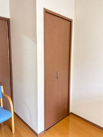 明るい居室の入口 居室 ゆったりとしたスペースの居室入口は、出入りしやすい造りになっており、快適な生活をサポートします。