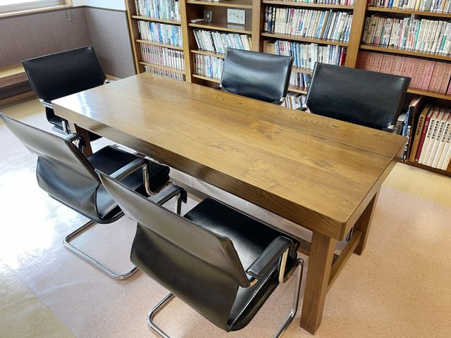 本棚が整った多目的室 多目的室 ゆったりとした椅子が配置された落ち着いた雰囲気の空間です。読書やご自身の娯楽時間をお過ごしいただけます。
