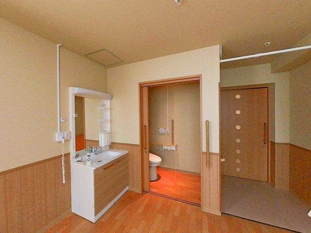 バリアフリー設計の居室 居室 広々としたバリアフリー設計の居室で、手すりや滑りにくい床が設置されており、安全かつ快適な生活空間を提供しています。