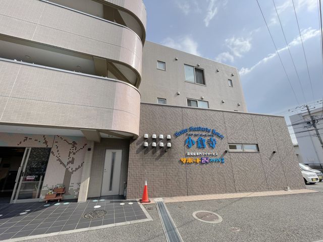 明るい外観のエントランス エントランス ゆとりある入口が迎える、清潔感のある建物です。バリアフリー設計で、どなたも安心してお越しいただけます。