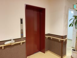 赤いエレベーターの前