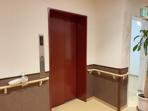 赤いエレベーターの前