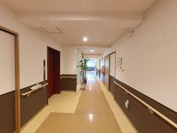 広々とした明るい廊下