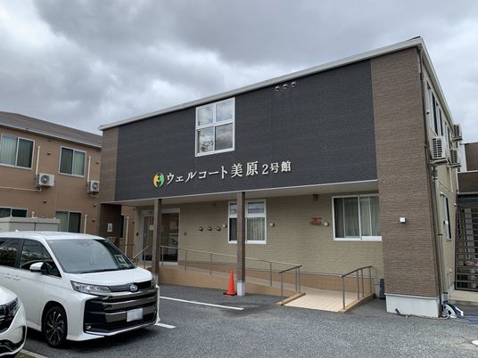 落ち着いた外観のエントランス